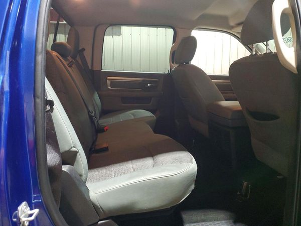 2015 RAM 1500 SLT CREW CAB 4X4