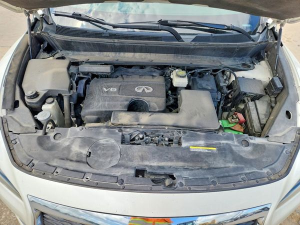2017 INFINITI QX60 — Engine bay
