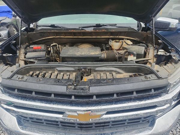 2019 CHEVROLET SILVERADO LT — Engine bay