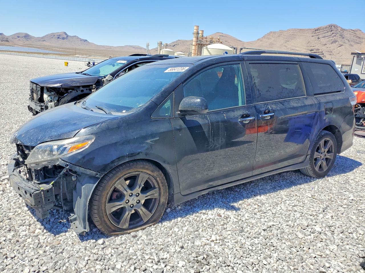 2017 TOYOTA SIENNA SE/SE Premium — Front 3/4