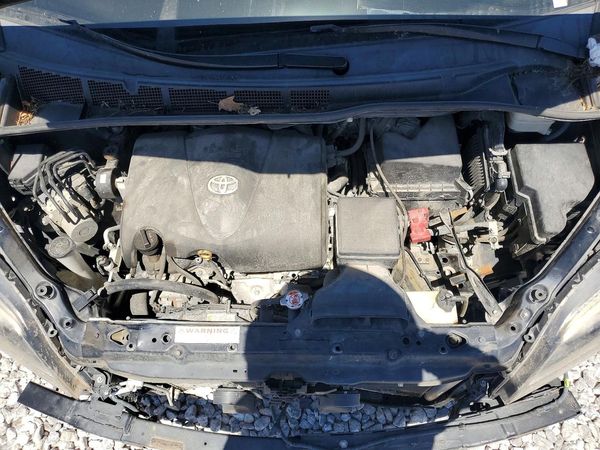 2017 TOYOTA SIENNA SE/SE Premium — Engine bay