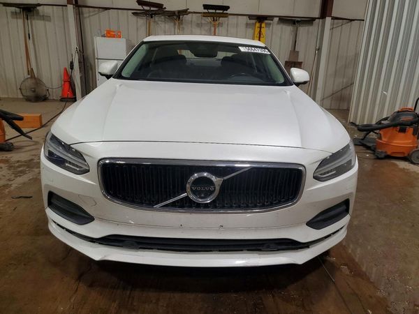 2018 VOLVO S90 Momentum