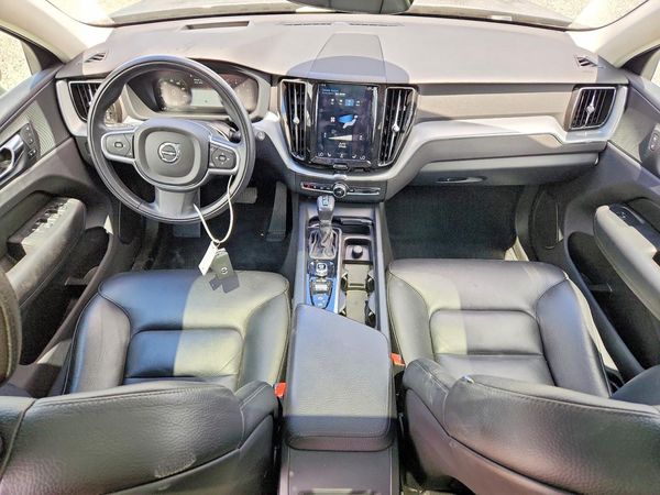 2018 VOLVO XC60 Momentum
