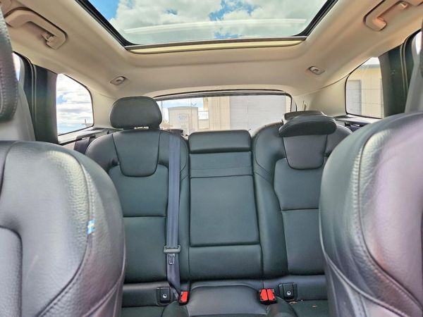 2018 VOLVO XC60 Momentum