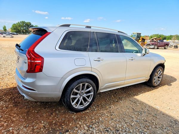 2019 VOLVO XC90 Momentum