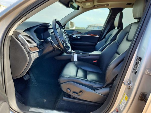 2019 VOLVO XC90 Momentum