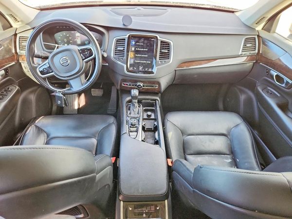 2019 VOLVO XC90 Momentum