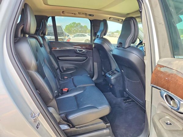 2019 VOLVO XC90 Momentum