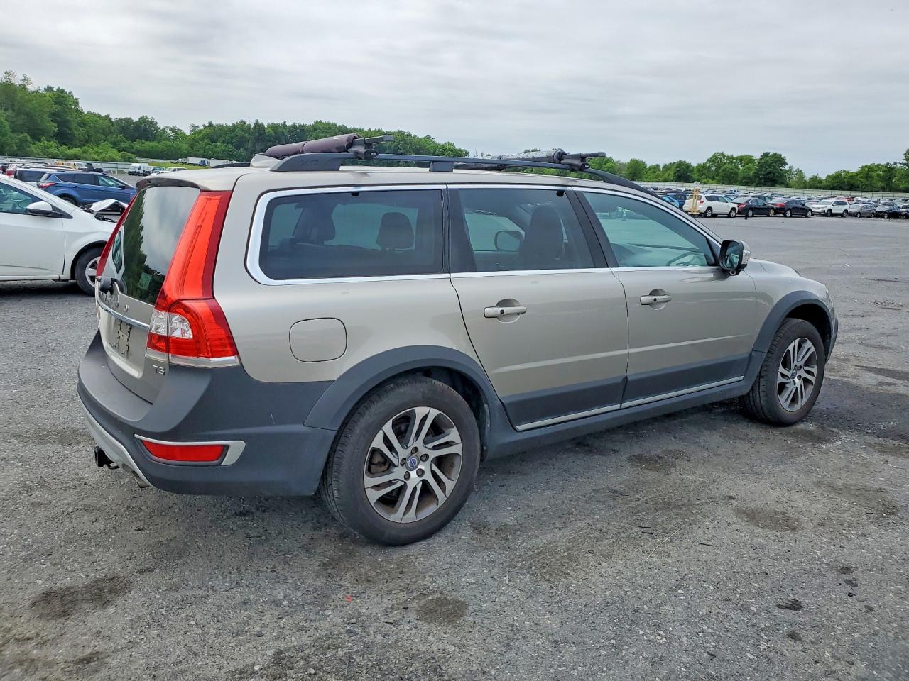 2015 VOLVO XC70 Premier (non R design)