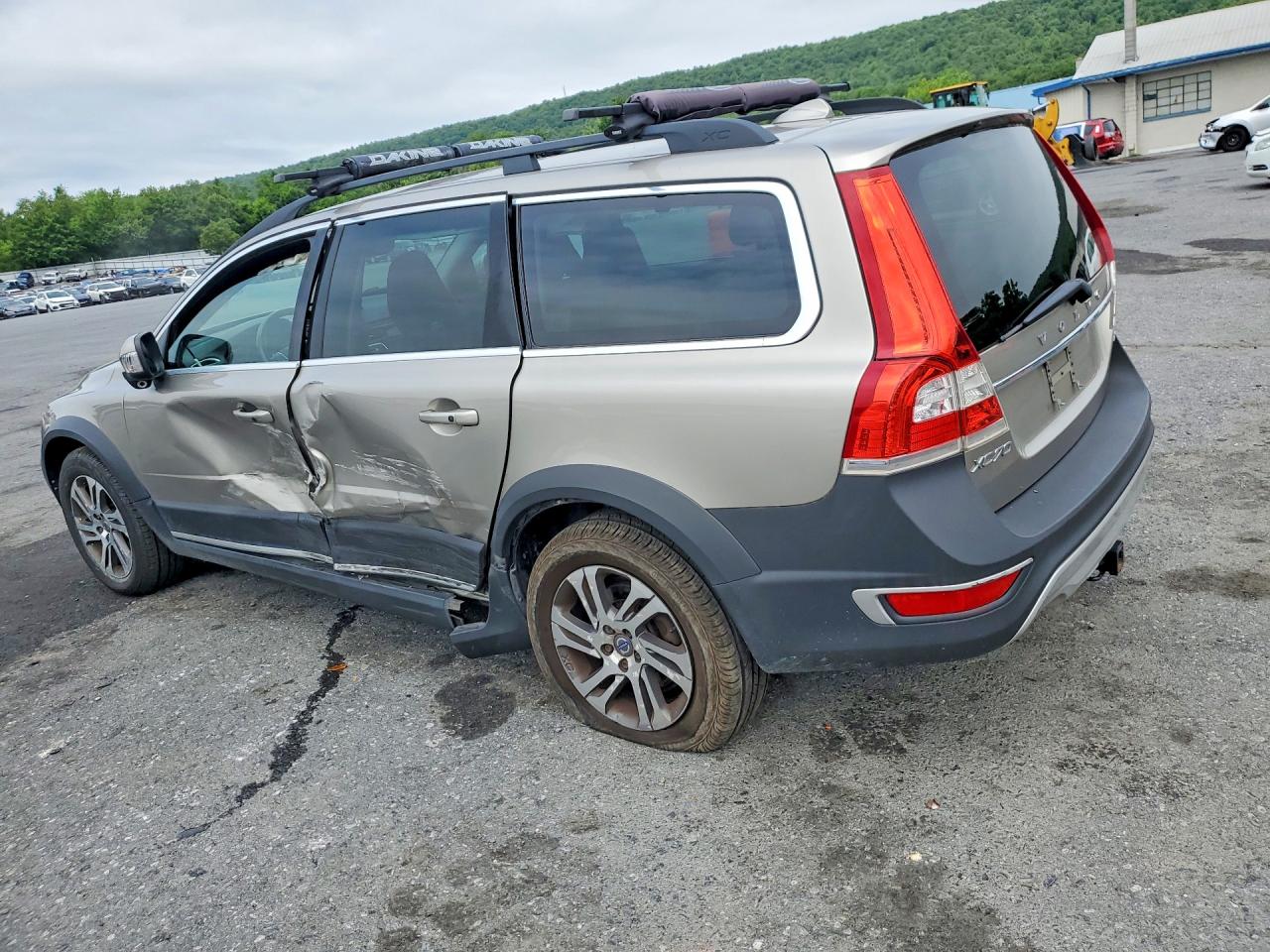 2015 VOLVO XC70 Premier (non R design)