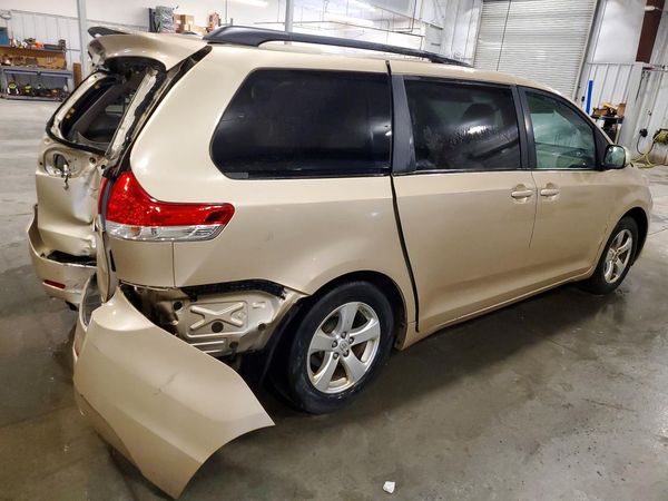 2012 TOYOTA SIENNA
