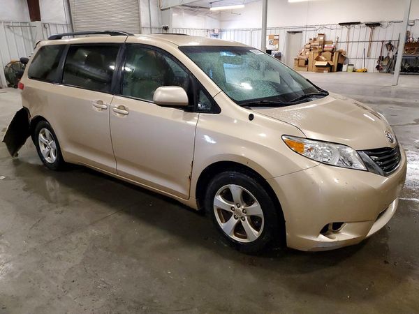 2012 TOYOTA SIENNA