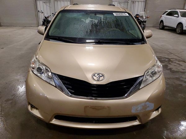 2012 TOYOTA SIENNA