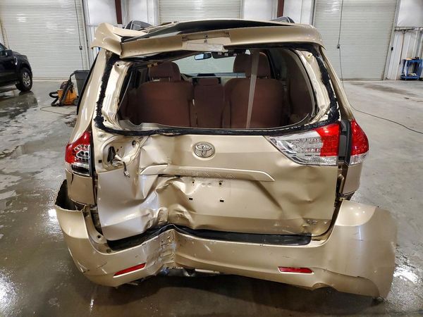 2012 TOYOTA SIENNA