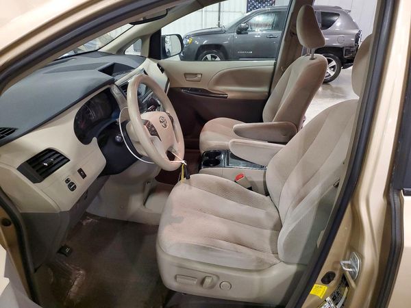 2012 TOYOTA SIENNA