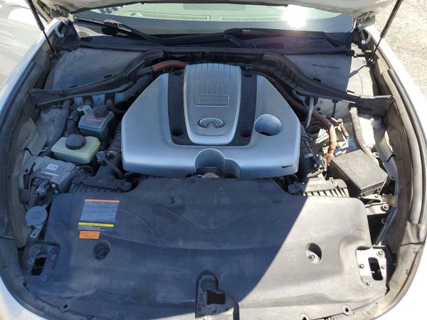 2012 INFINITI M35 — Engine bay