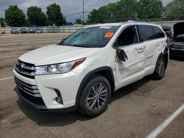 2017 TOYOTA HIGHLANDER SE/XLE — Front 3/4