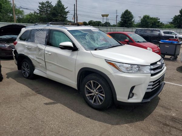 2017 TOYOTA HIGHLANDER SE/XLE — Passenger 3/4