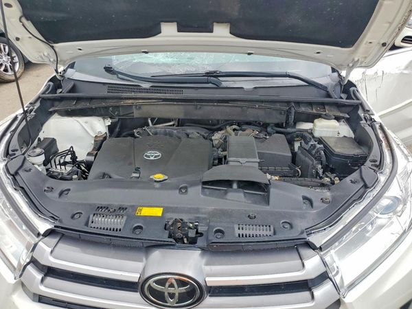 2017 TOYOTA HIGHLANDER SE/XLE — Engine bay