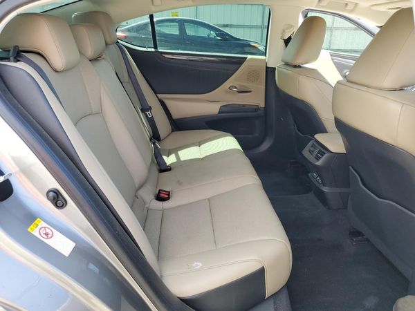 2019 LEXUS ES