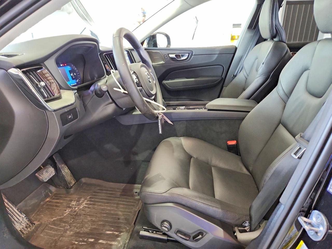 2025 VOLVO XC60 Plus Dark
