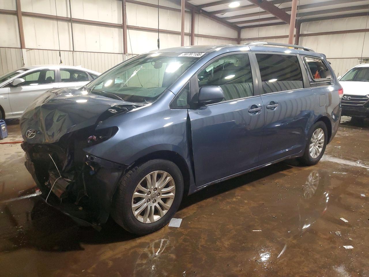 2014 TOYOTA SIENNA