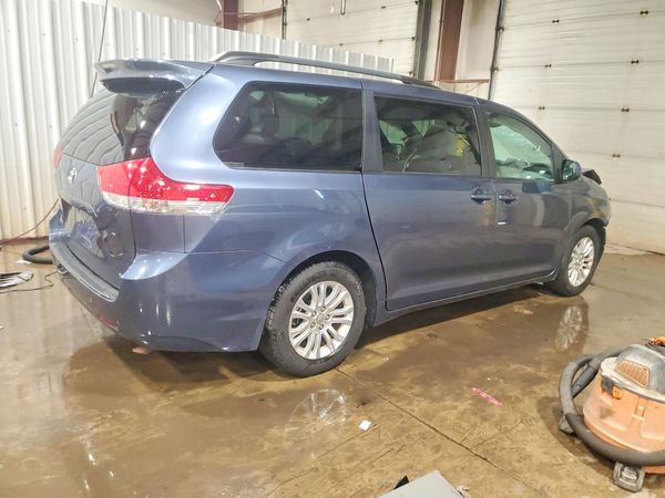 2014 TOYOTA SIENNA