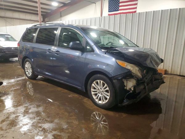 2014 TOYOTA SIENNA