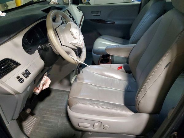 2014 TOYOTA SIENNA