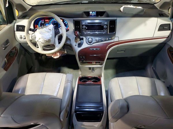 2014 TOYOTA SIENNA