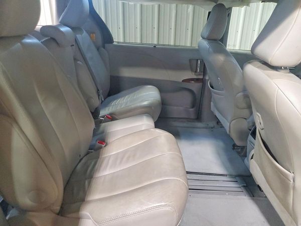 2014 TOYOTA SIENNA