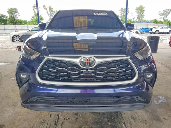 2022 TOYOTA HIGHLANDER LE