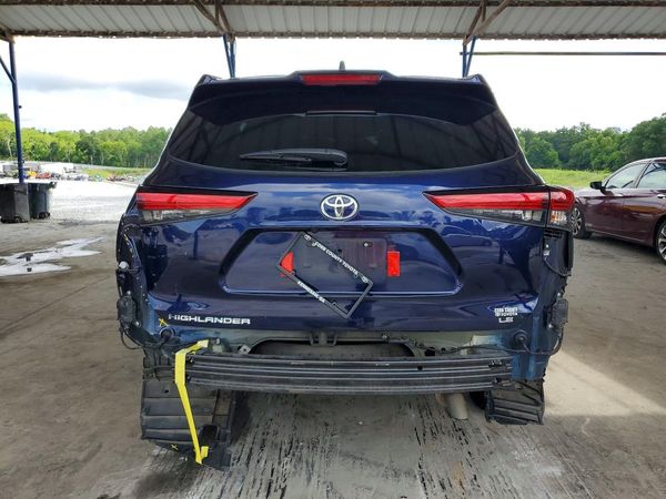 2022 TOYOTA HIGHLANDER LE