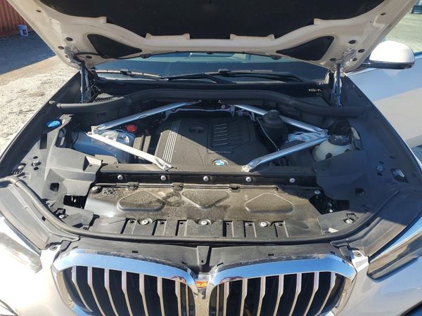 2020 BMW X5 xDrive40i — Engine bay