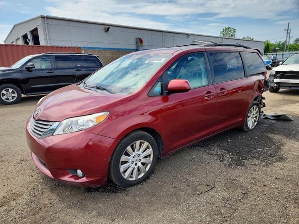 2012 TOYOTA SIENNA