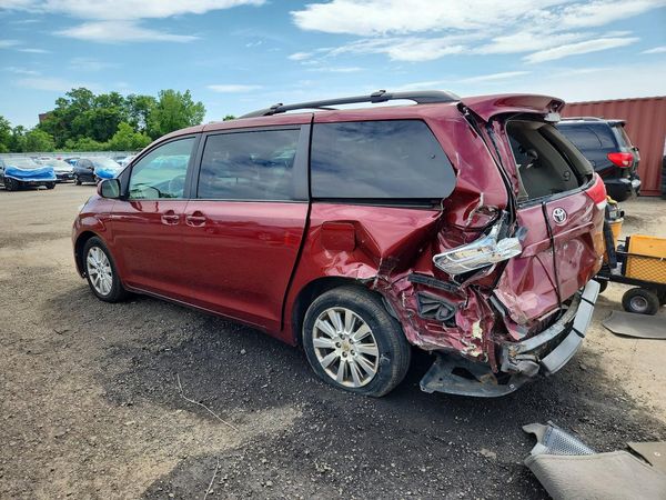2012 TOYOTA SIENNA