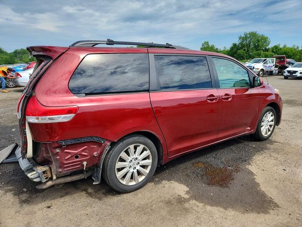 2012 TOYOTA SIENNA