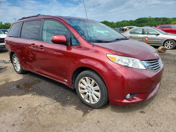 2012 TOYOTA SIENNA