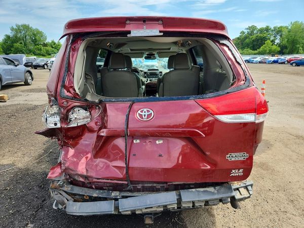 2012 TOYOTA SIENNA