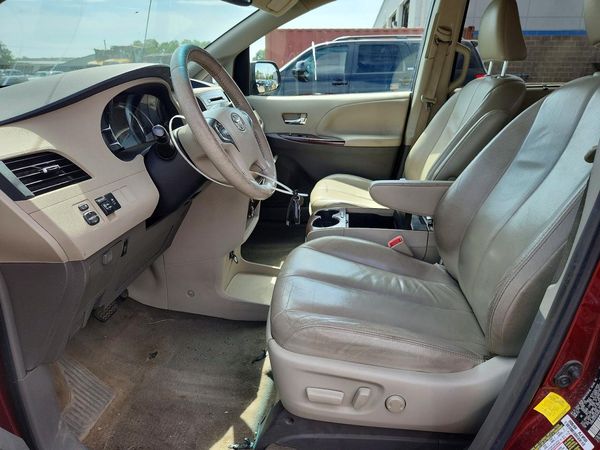 2012 TOYOTA SIENNA