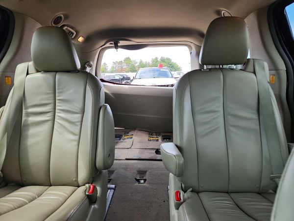 2012 TOYOTA SIENNA