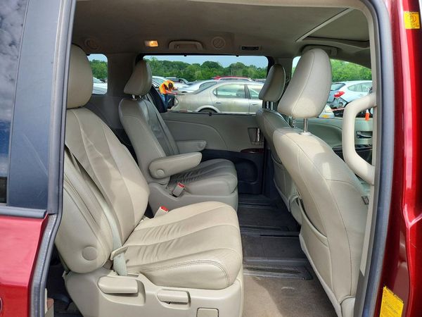 2012 TOYOTA SIENNA