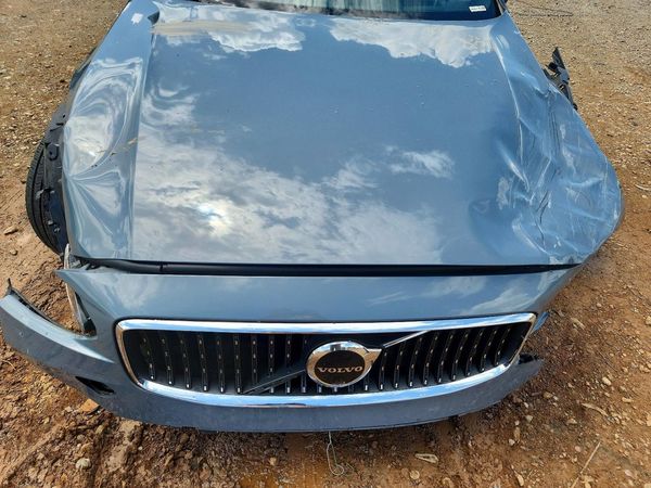 2022 VOLVO V90 Inscription — Engine bay