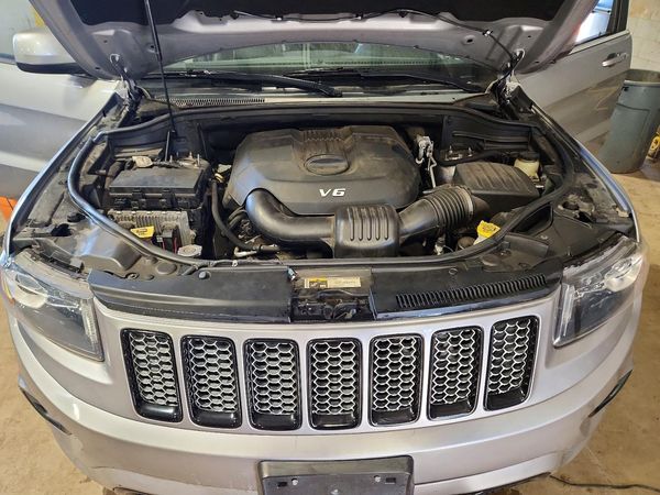 2014 JEEP CHEROKEE Laredo — Engine bay