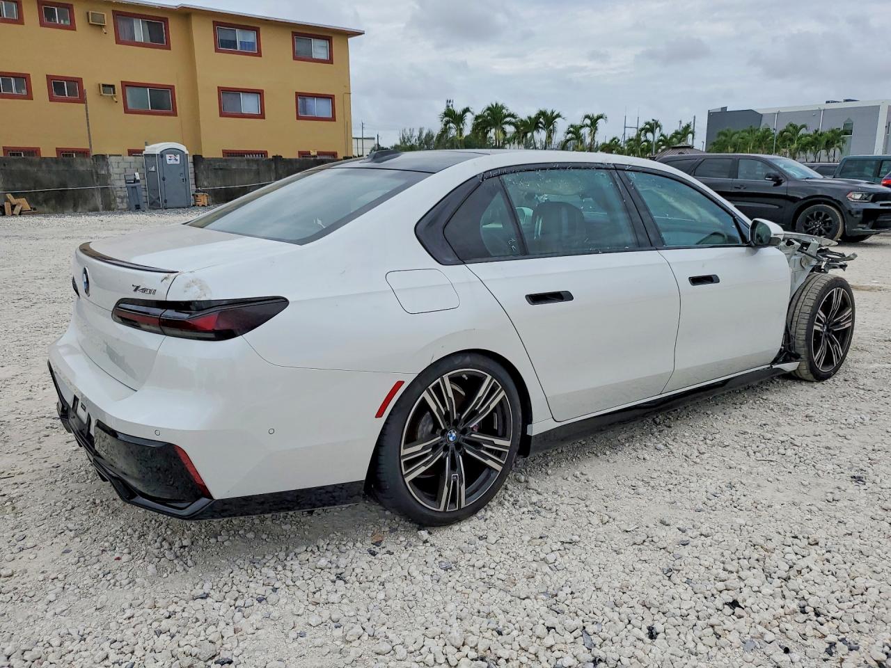 2025 BMW 740