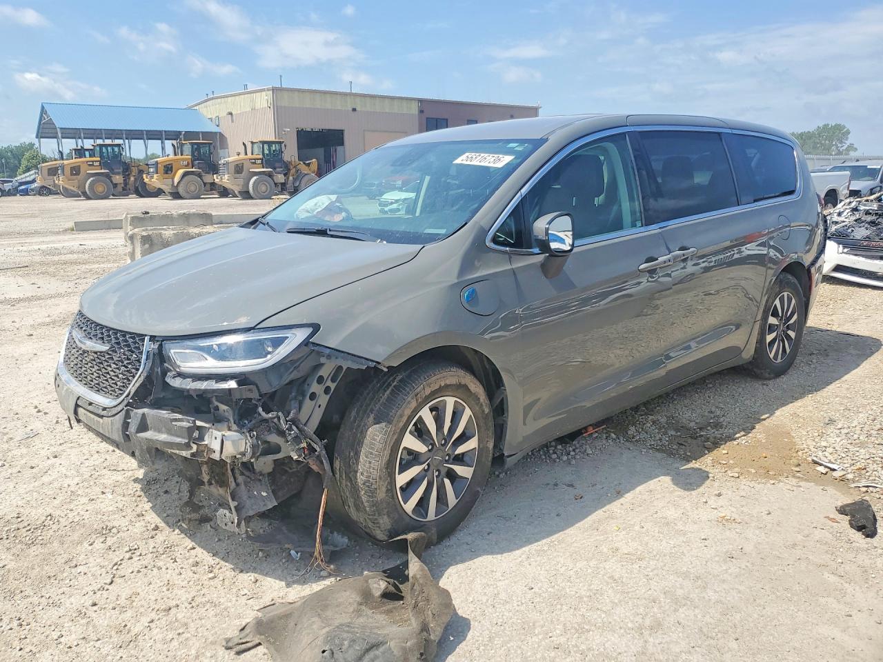 2023 CHRYSLER PACIFICA Touring L — Front 3/4
