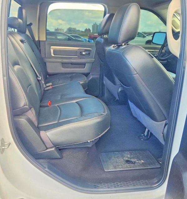 2018 RAM 1500 SLT CREW CAB 4X2