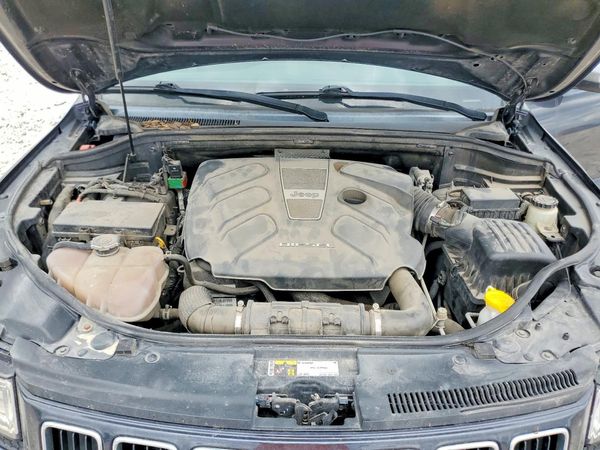 2015 JEEP GRAND CHEROKEE Limited — Engine bay