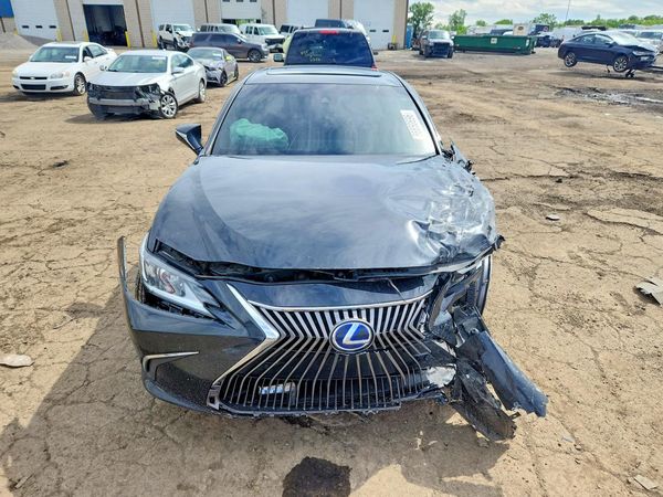 2019 LEXUS ES