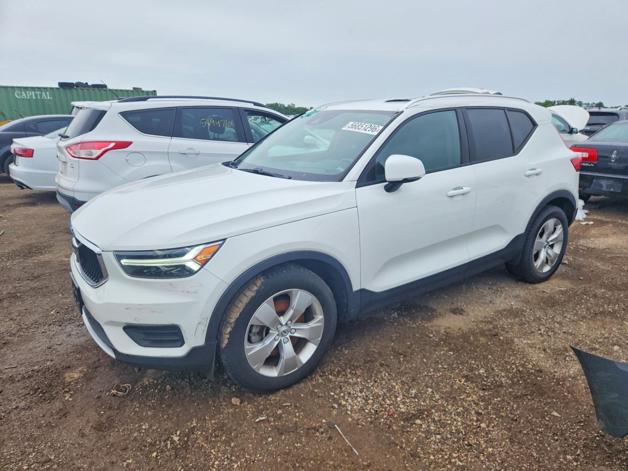 2020 VOLVO XC40 Momentum